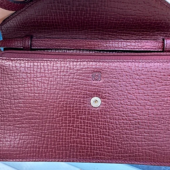 Loewe 🤍 Maroon Textured Leather Clutch - Picture 6 of 14